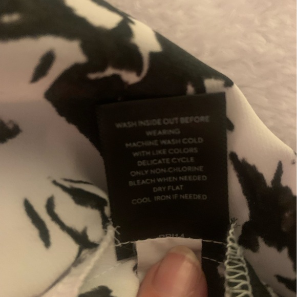 Simply Vera Vera Wang Black and White Floral Sleeveless Blouse - Picture 8 of 11